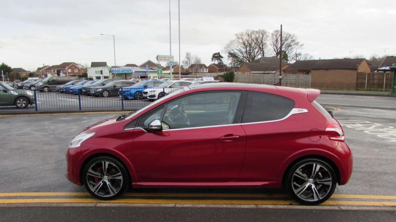 PEUGEOT 208