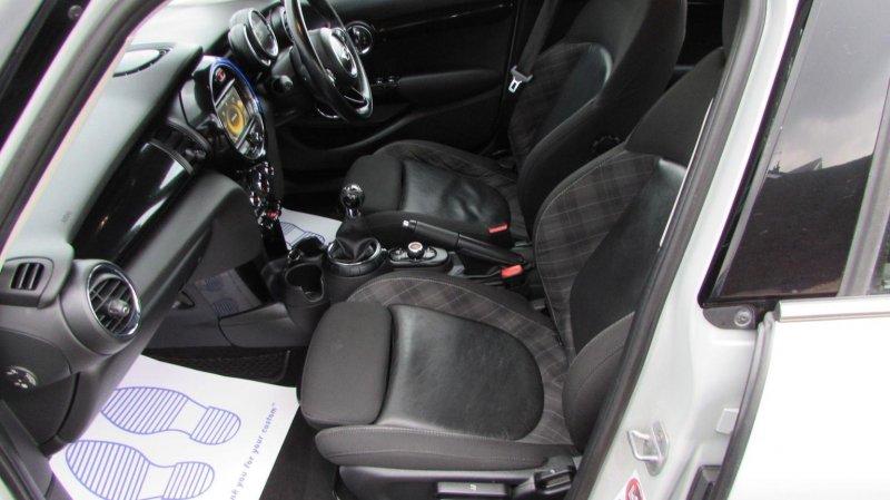 MINI HATCH