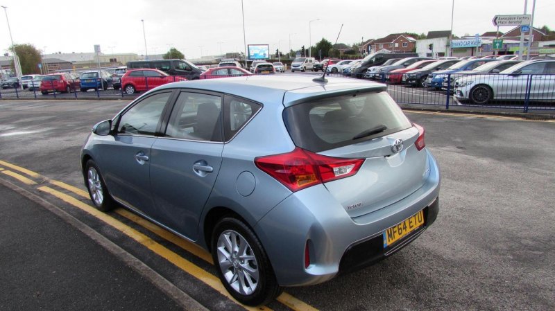 TOYOTA AURIS