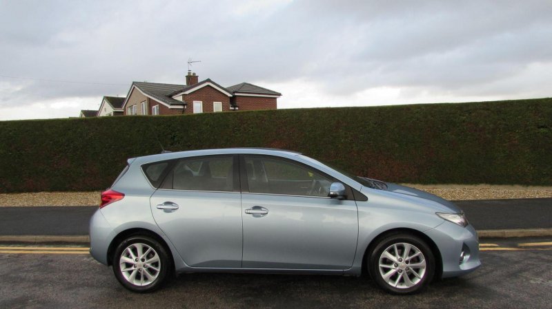 TOYOTA AURIS