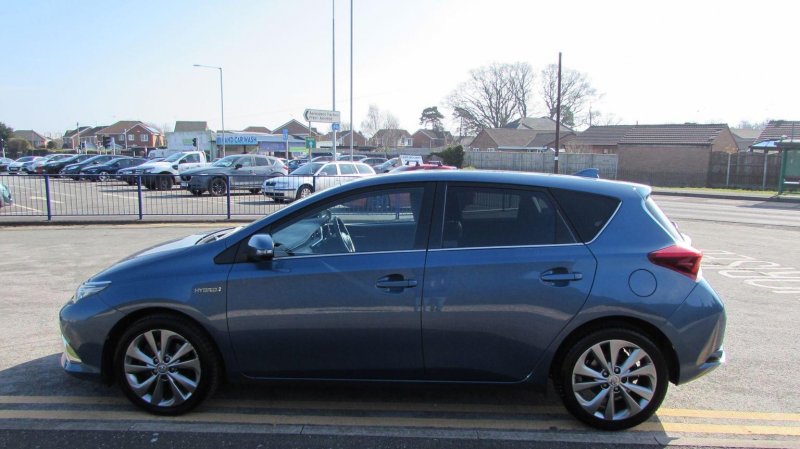 TOYOTA AURIS