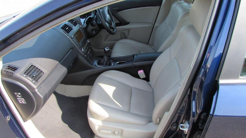 TOYOTA AVENSIS